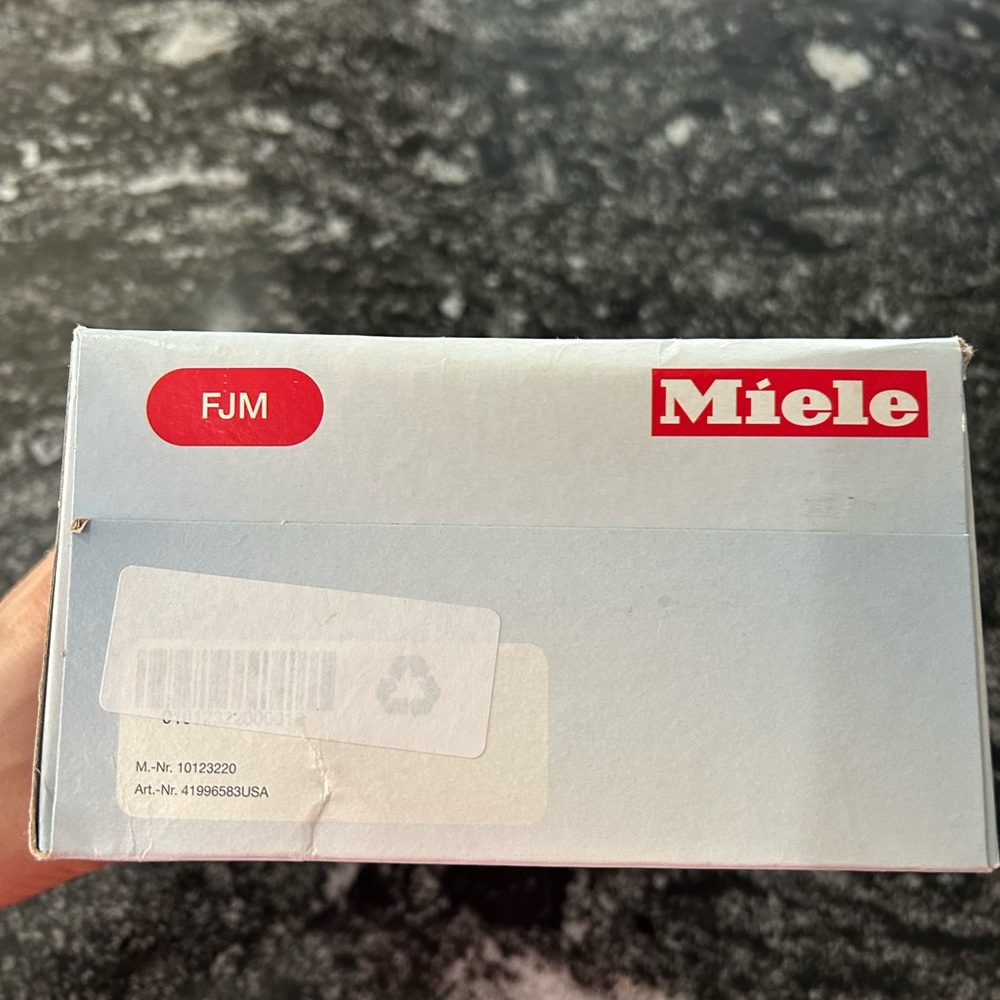 Miele AirClean 3D Efficiency Vacuum Bags - White and Red - Picture 5 of 6